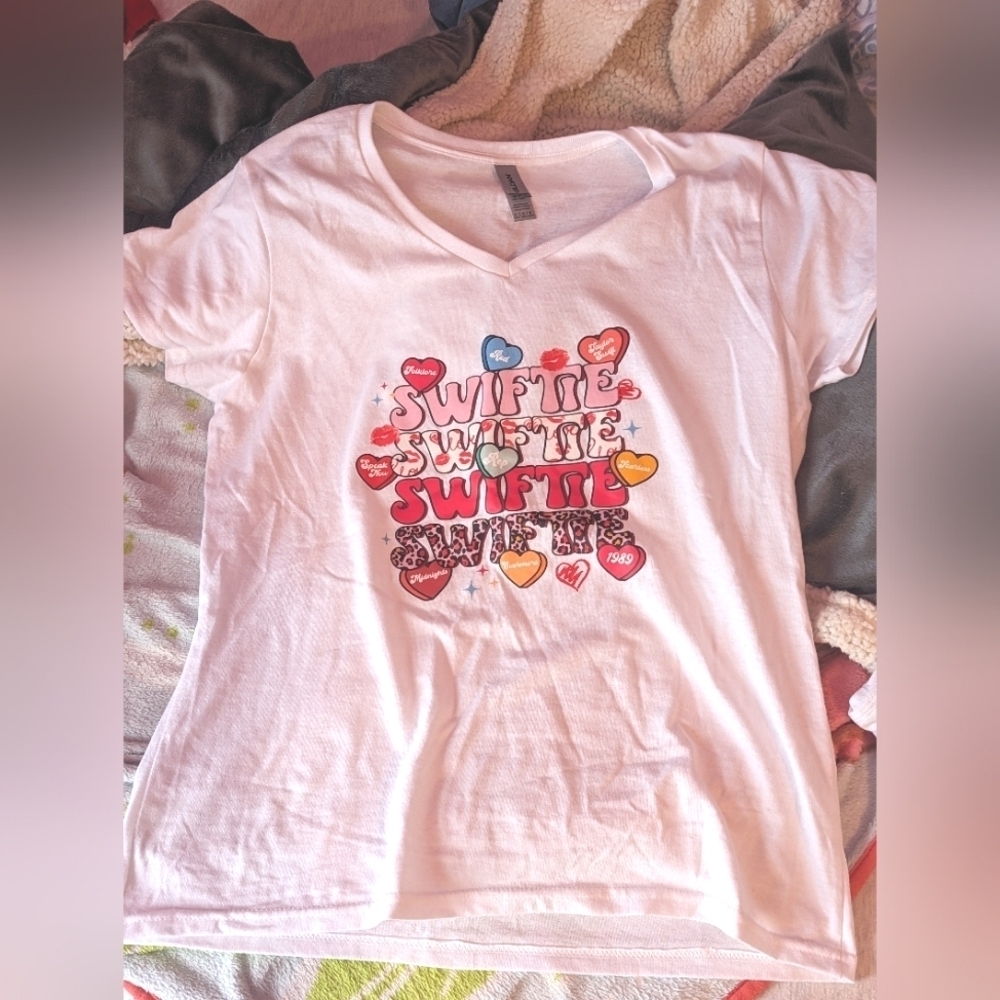 Sz LG Taylor Swift shirt 😁